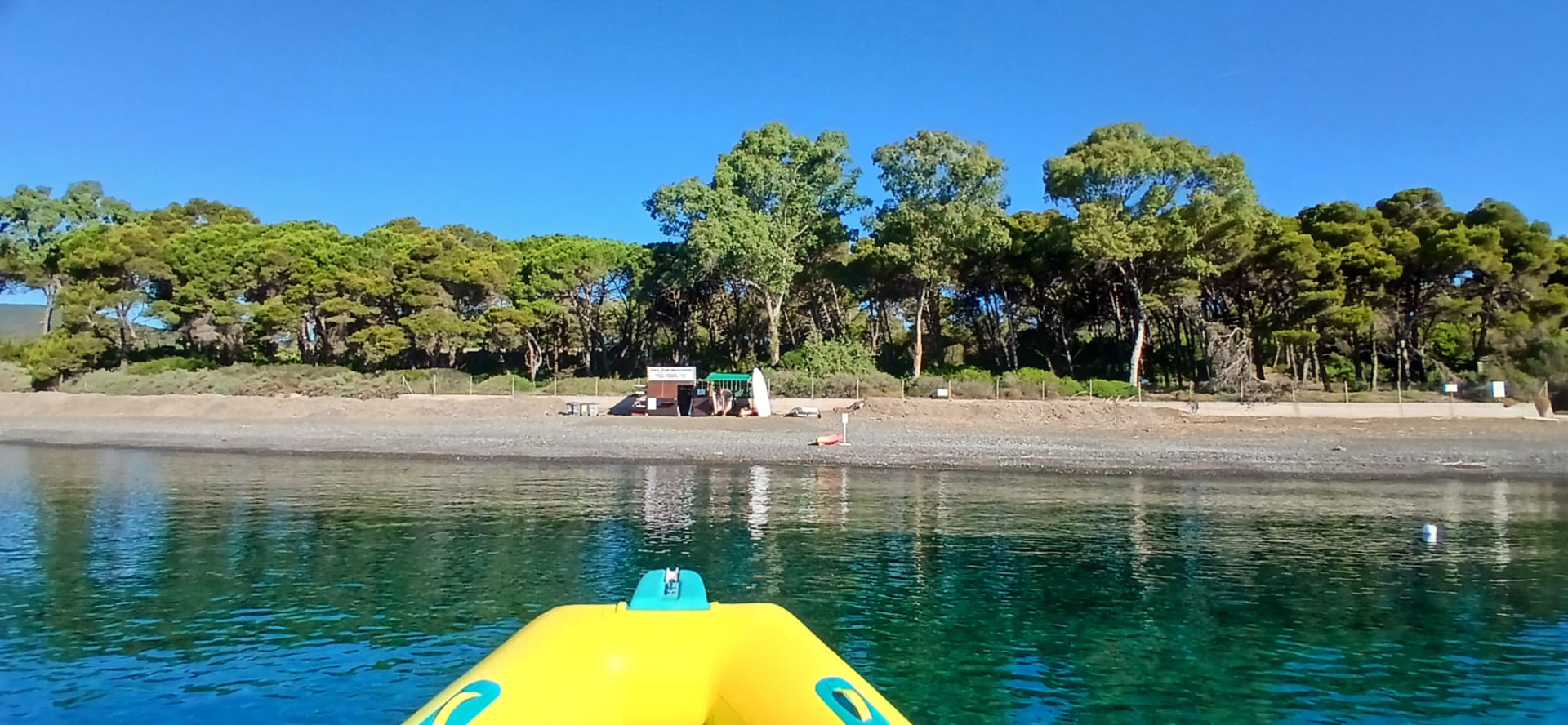 Acqua turchese e spiaggia dell'Isola d'Elba vista dal mare